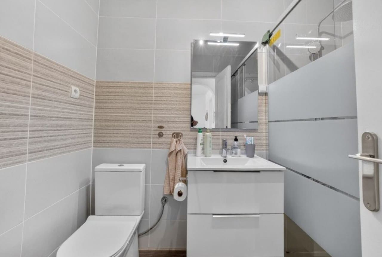 2 makuuhuone Kattohuoneisto myytävänä paikassa Torrevieja mukana uima-altaan - 144 000 € (Ref: 9921850)