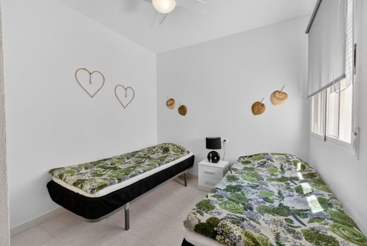 2 makuuhuone Kattohuoneisto myytävänä paikassa Torrevieja mukana uima-altaan - 144 000 € (Ref: 9921850)