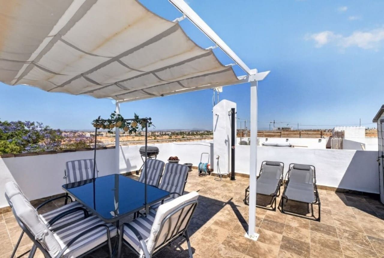 2 makuuhuone Kattohuoneisto myytävänä paikassa Torrevieja mukana uima-altaan - 144 000 € (Ref: 9921850)