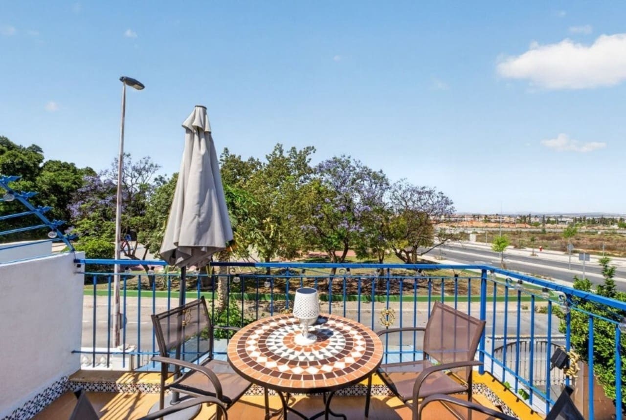 2 makuuhuone Kattohuoneisto myytävänä paikassa Torrevieja mukana uima-altaan - 144 000 € (Ref: 9921850)