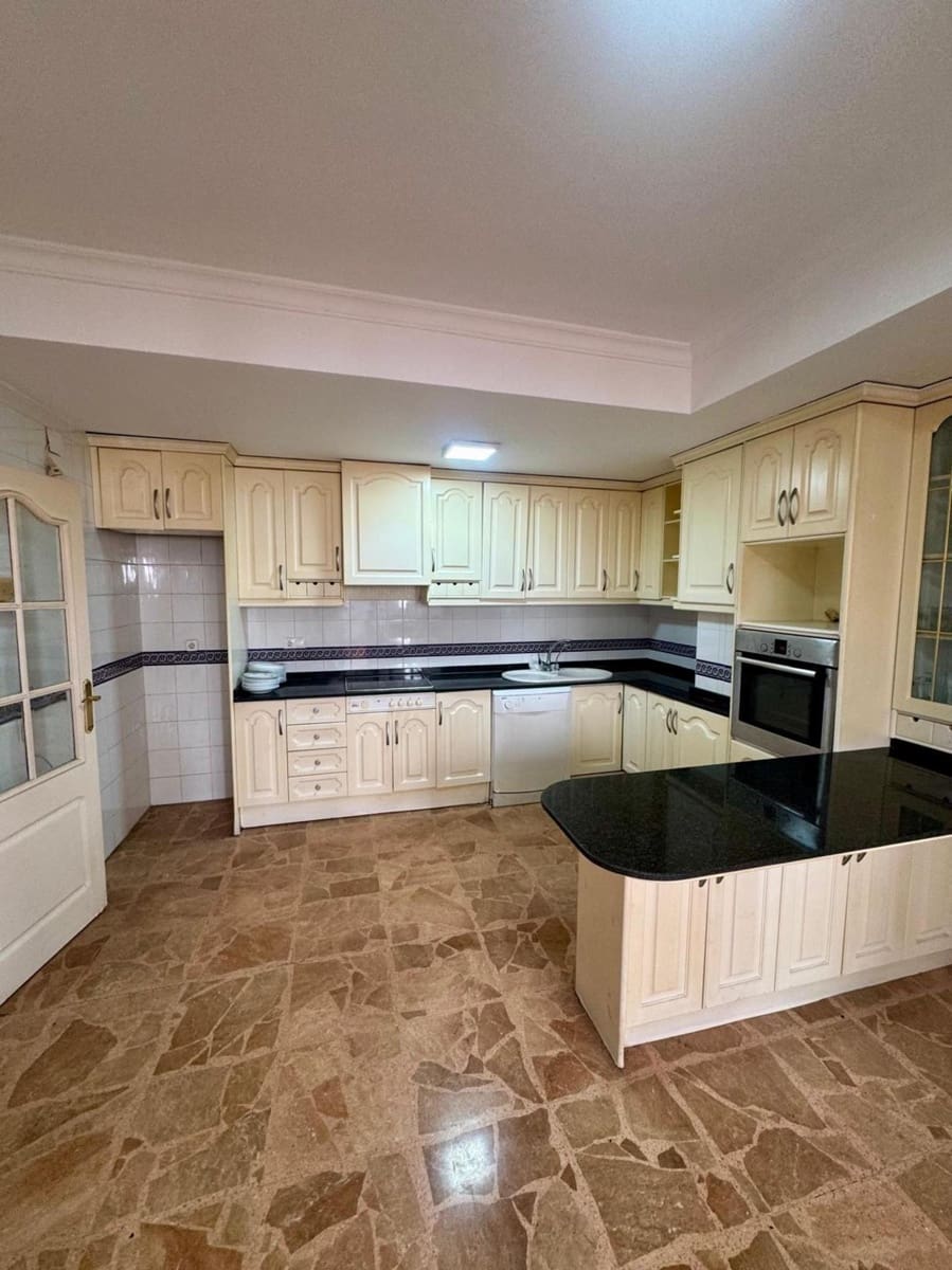 5 bedroom Apartment for sale in Torrevieja - € 255,000 (Ref: 9926903)