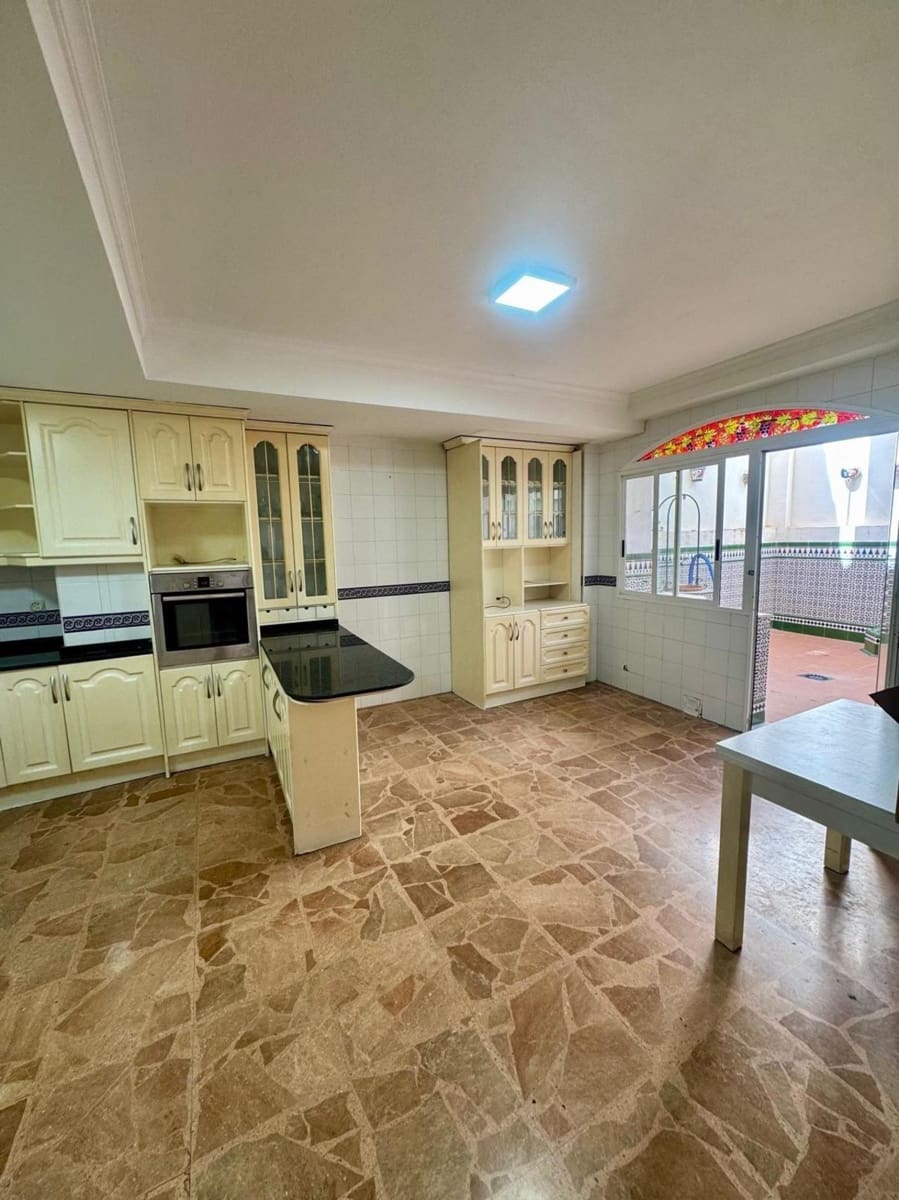 5 bedroom Apartment for sale in Torrevieja - € 255,000 (Ref: 9926903)