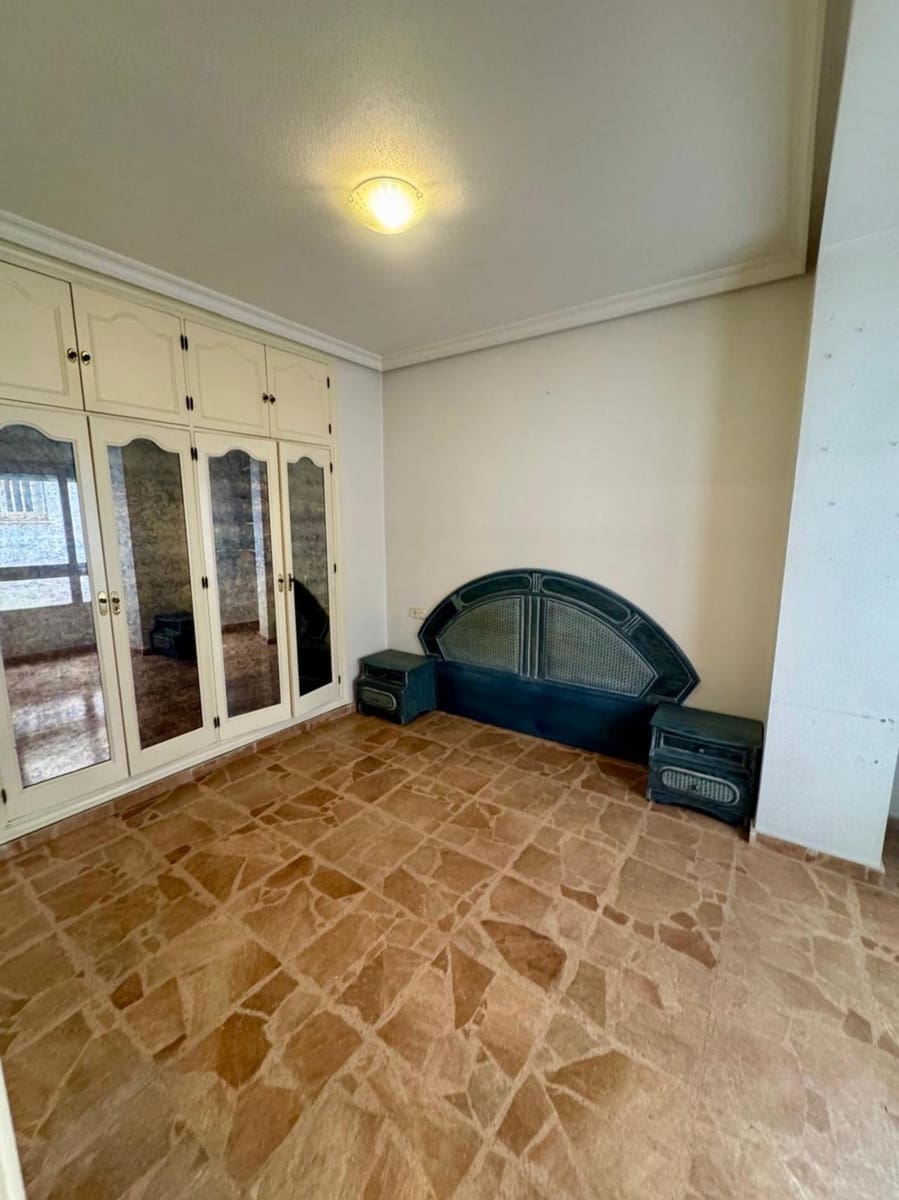 5 bedroom Apartment for sale in Torrevieja - € 255,000 (Ref: 9926903)
