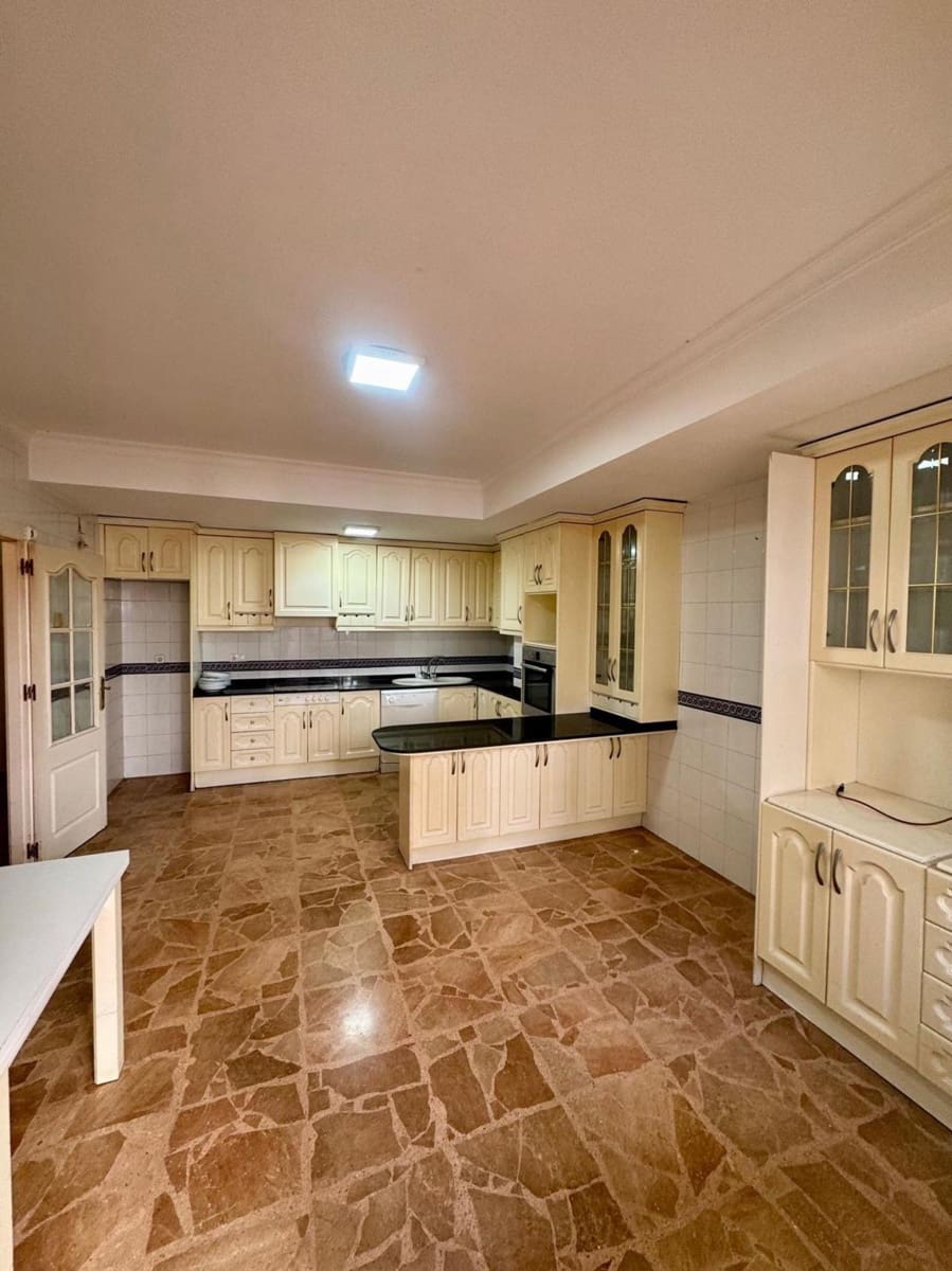 5 bedroom Apartment for sale in Torrevieja - € 255,000 (Ref: 9926903)