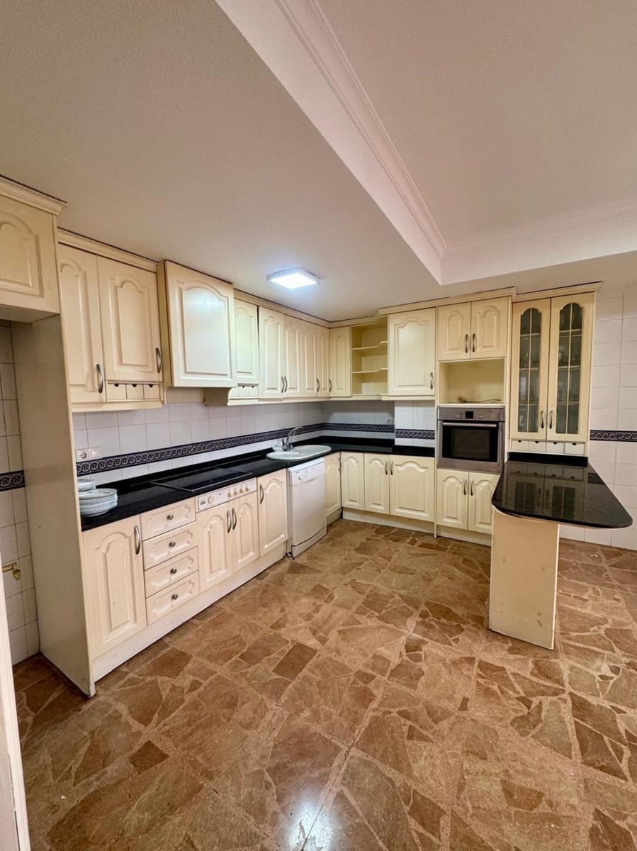 5 bedroom Apartment for sale in Torrevieja - € 255,000 (Ref: 9926903)