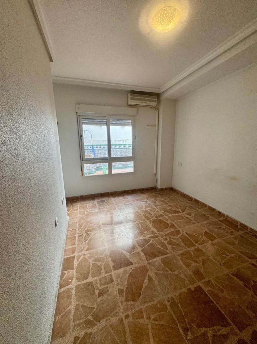 5 bedroom Apartment for sale in Torrevieja - € 255,000 (Ref: 9926903)