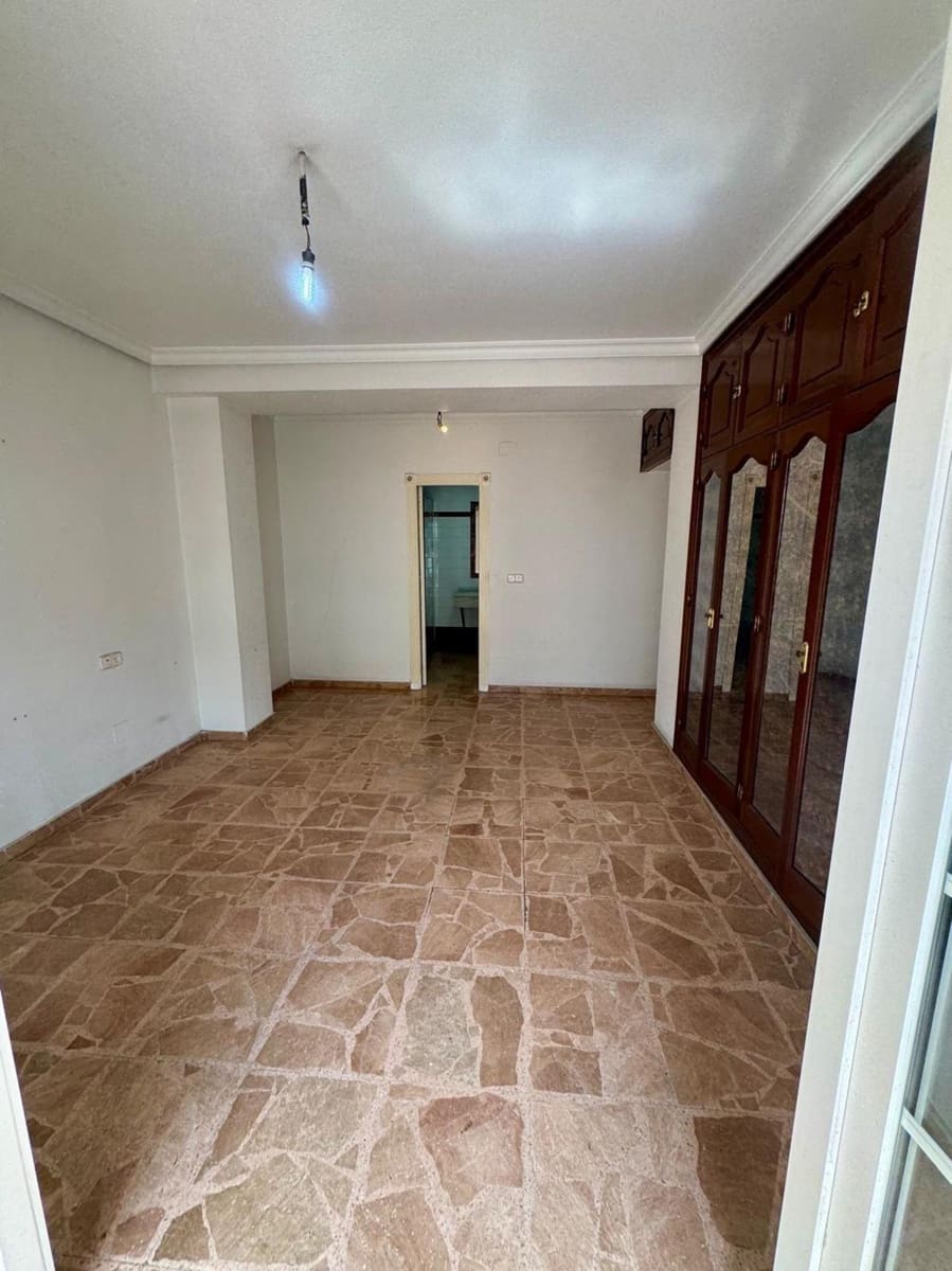 5 bedroom Apartment for sale in Torrevieja - € 255,000 (Ref: 9926903)
