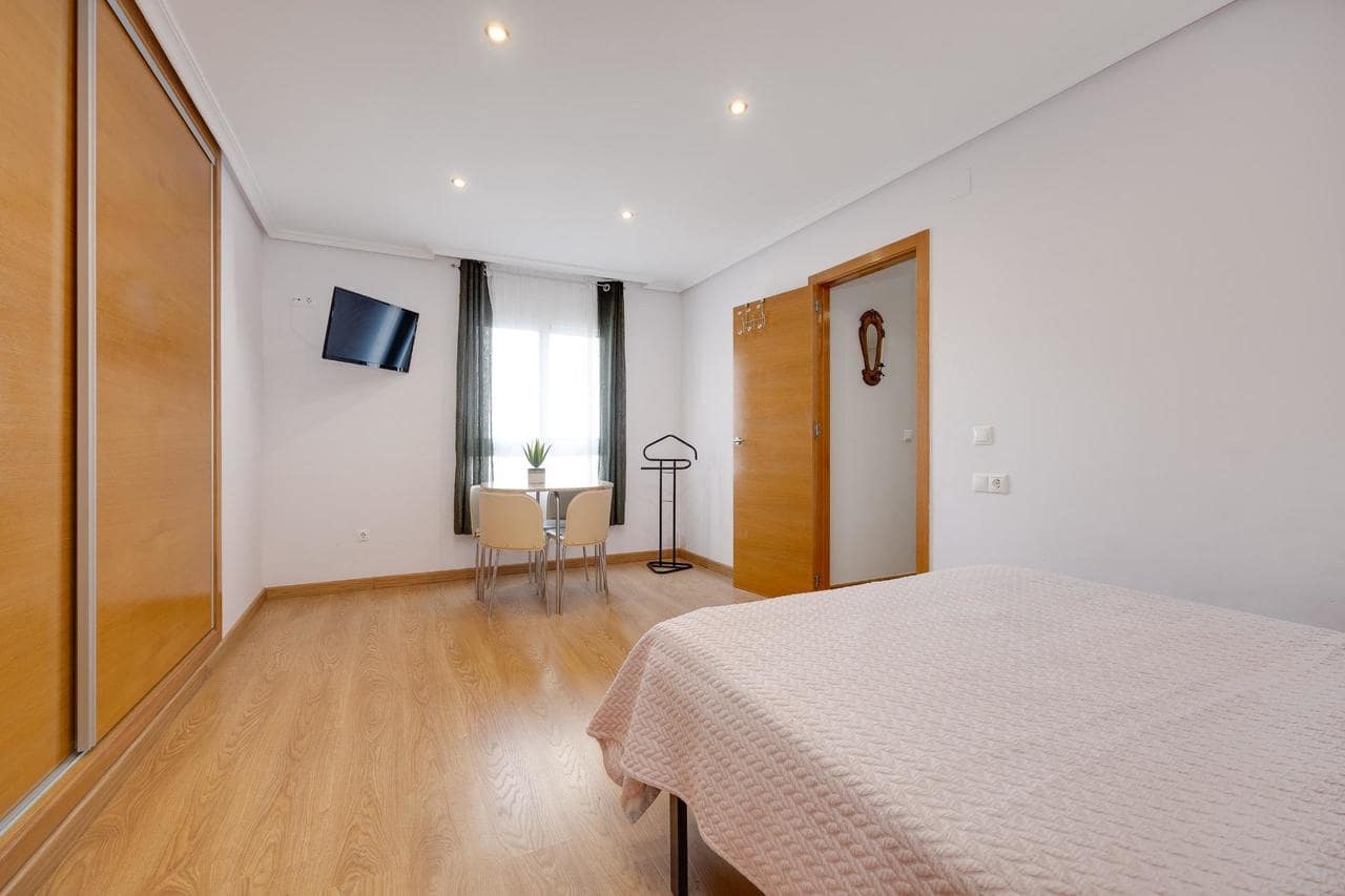 2 makuuhuone Huoneisto myytävänä paikassa Torrevieja mukana uima-altaan - 159 900 € (Ref: 9930351)