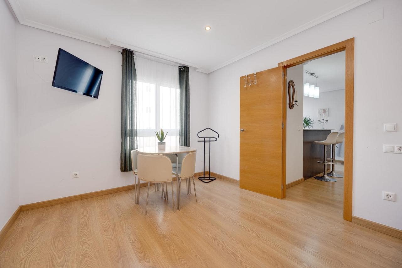 2 makuuhuone Huoneisto myytävänä paikassa Torrevieja mukana uima-altaan - 159 900 € (Ref: 9930351)