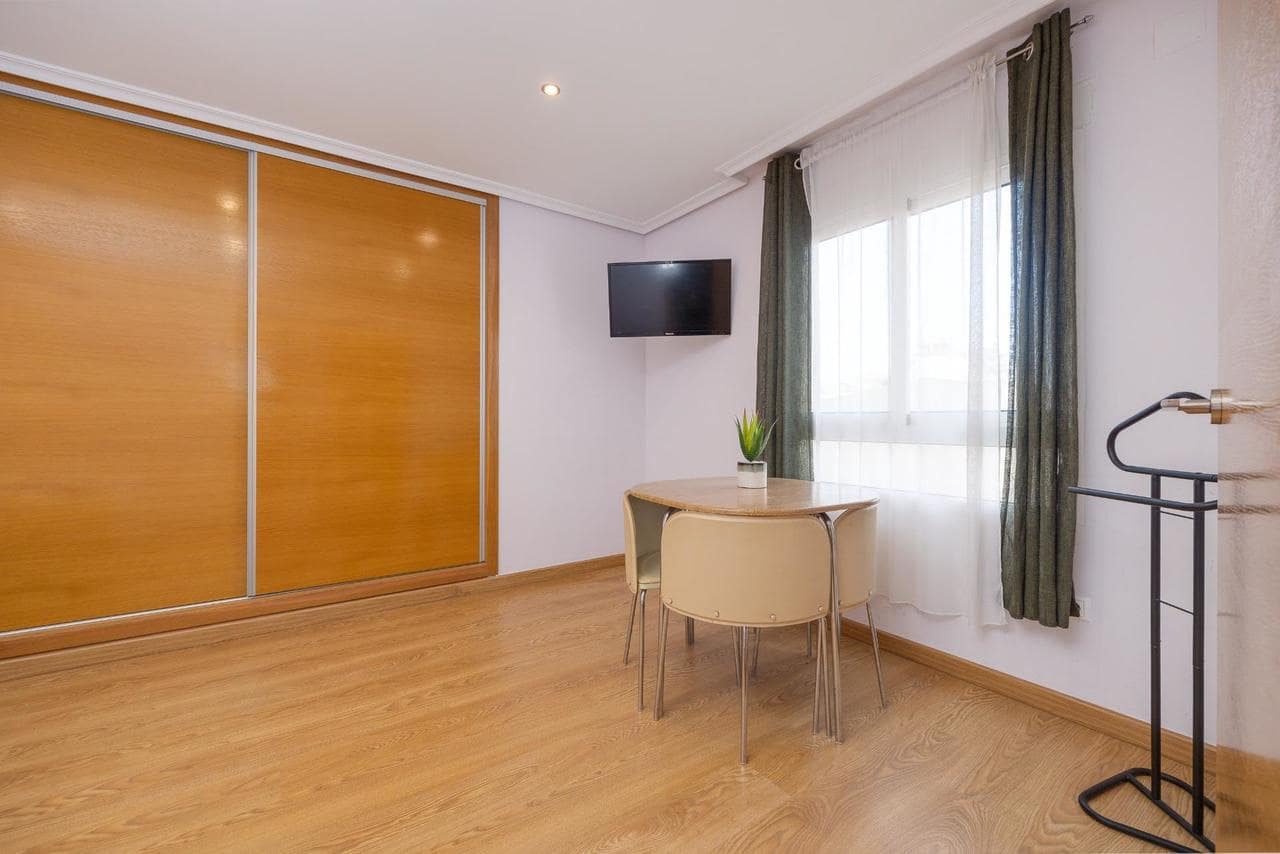 2 makuuhuone Huoneisto myytävänä paikassa Torrevieja mukana uima-altaan - 159 900 € (Ref: 9930351)