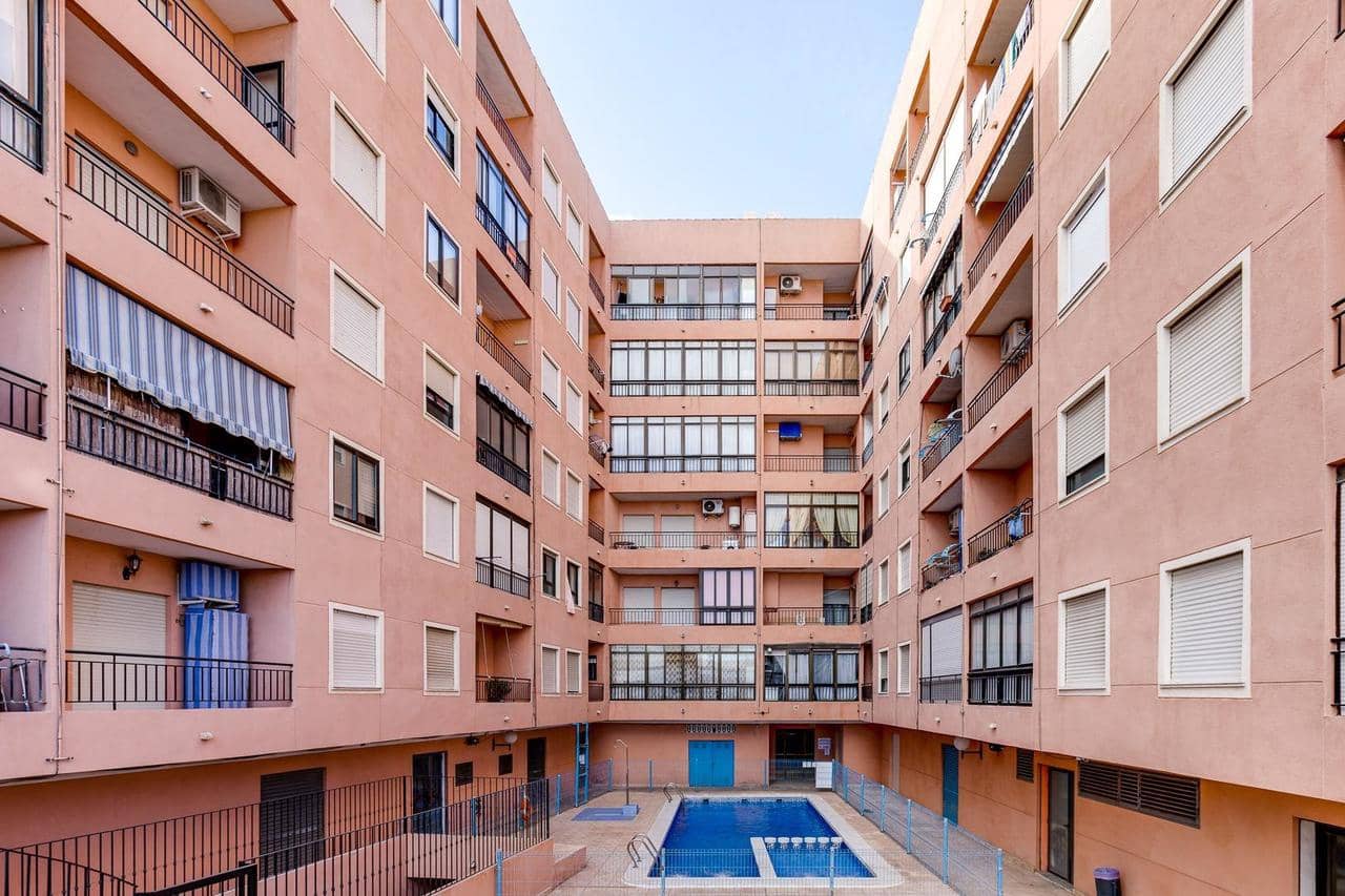 2 makuuhuone Huoneisto myytävänä paikassa Torrevieja mukana uima-altaan - 159 900 € (Ref: 9930351)