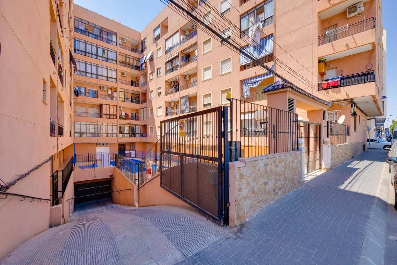 2 makuuhuone Huoneisto myytävänä paikassa Torrevieja mukana uima-altaan - 159 900 € (Ref: 9930351)