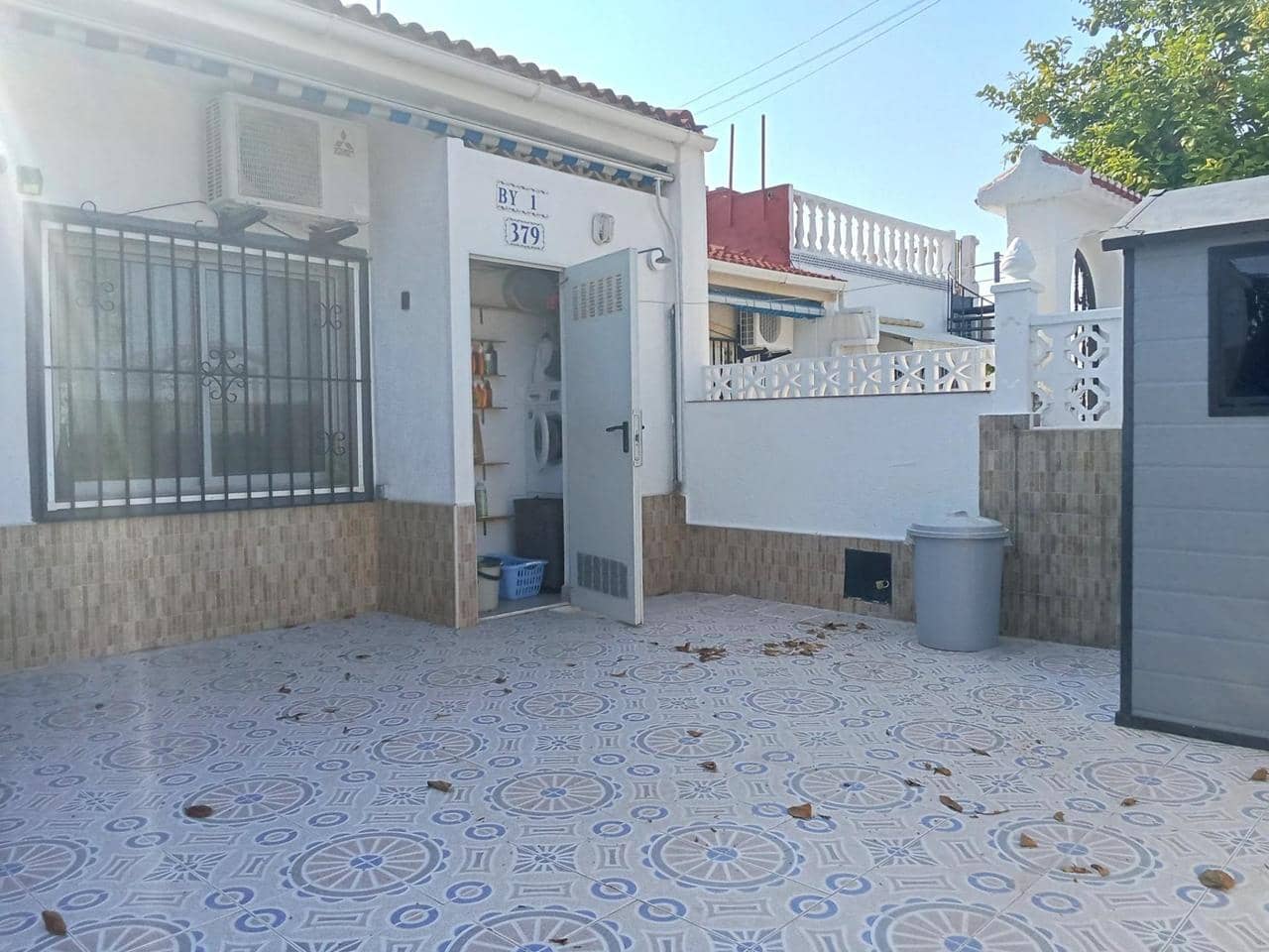 Bungalow de 2 habitaciones en Torrevieja en venta - 156.000 € (Ref: 9941799)