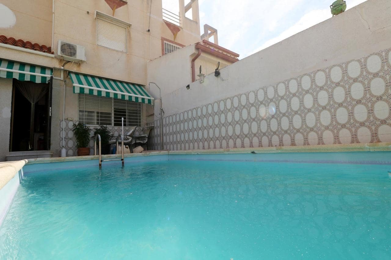 4 soverom Hus til salgs i Torrevieja med svømmebasseng - € 189 000 (Ref: 9954814)