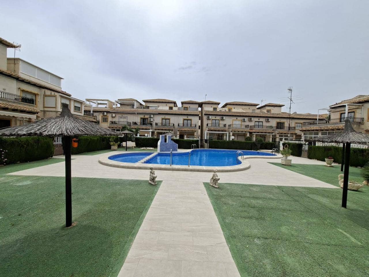 2 soveværelse Bungalow til salg i Orihuela Costa med swimmingpool - € 169.000 (Ref: 9969325)