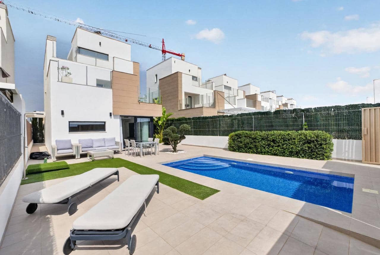 3 soveværelse Villa til salg i Guardamar del Segura med swimmingpool - € 445.000 (Ref: 9976863)