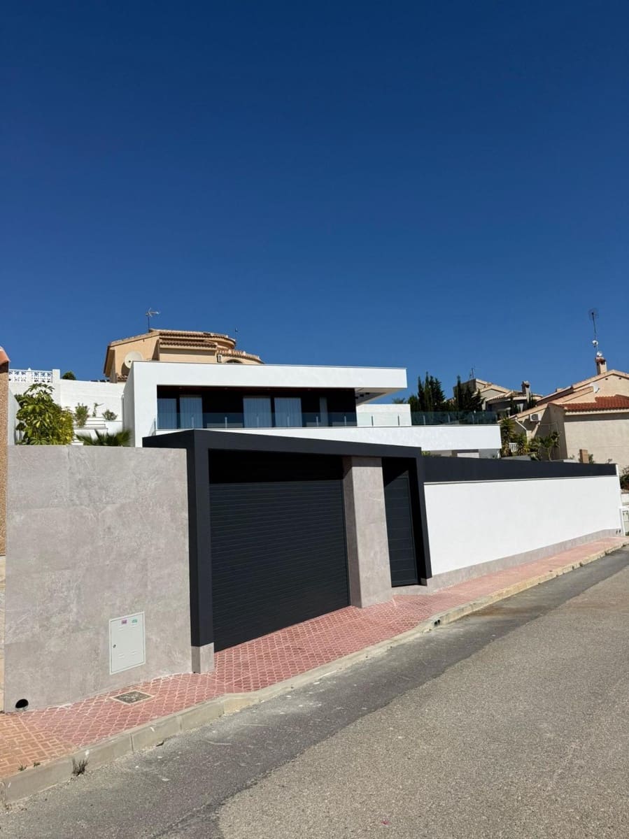 4 soveværelse Villa til salg i Ciudad Quesada med swimmingpool - € 1.150.000 (Ref: 9978426)
