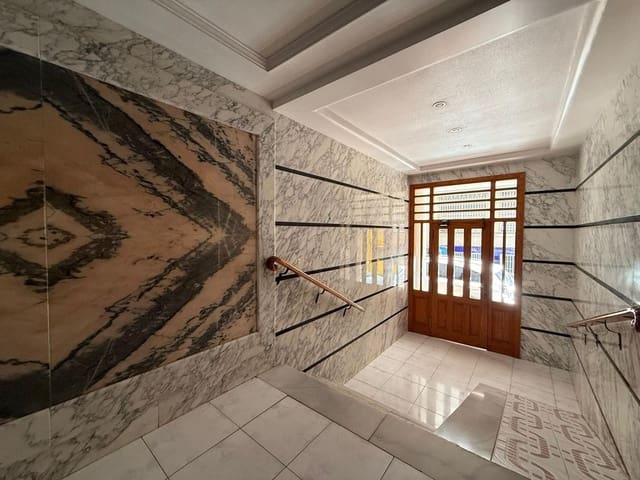 3 bedroom Penthouse for sale in Torrevieja - € 185,000 (Ref: 10180162)