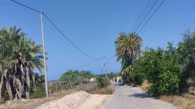 Grunde uden byggetilladelser til salg i La Marina, Elche / Elx - € 50.000 (Ref: 9111878)