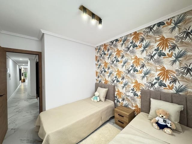 Apartamento de 4 habitaciones en Torrevieja en venta - 247.000 € (Ref: 9113920)