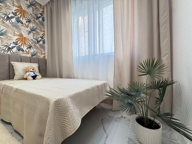 Apartamento de 4 habitaciones en Torrevieja en venta - 247.000 € (Ref: 9113920)