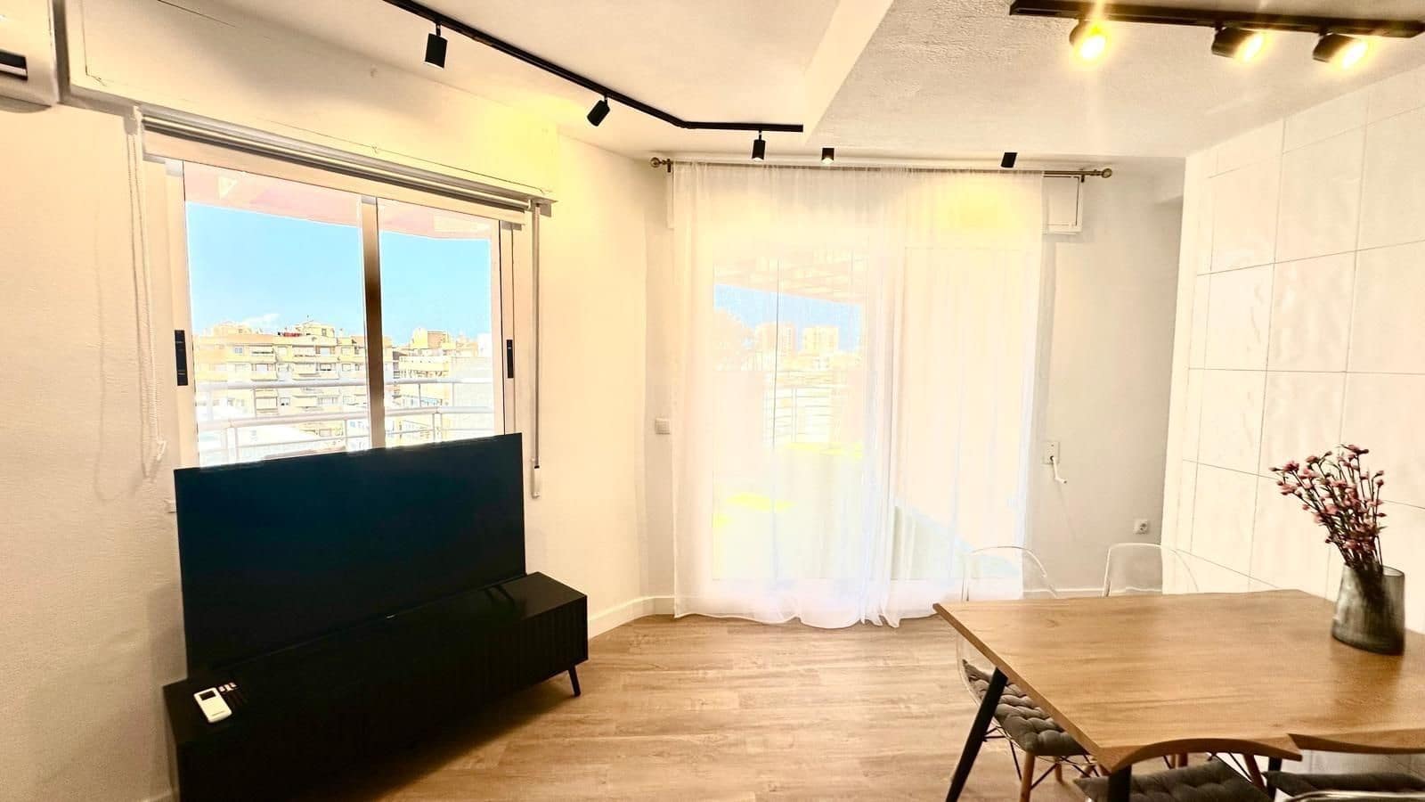 Casa de 2 habitaciones en Torrevieja en venta - 219.900 € (Ref: 9124659)