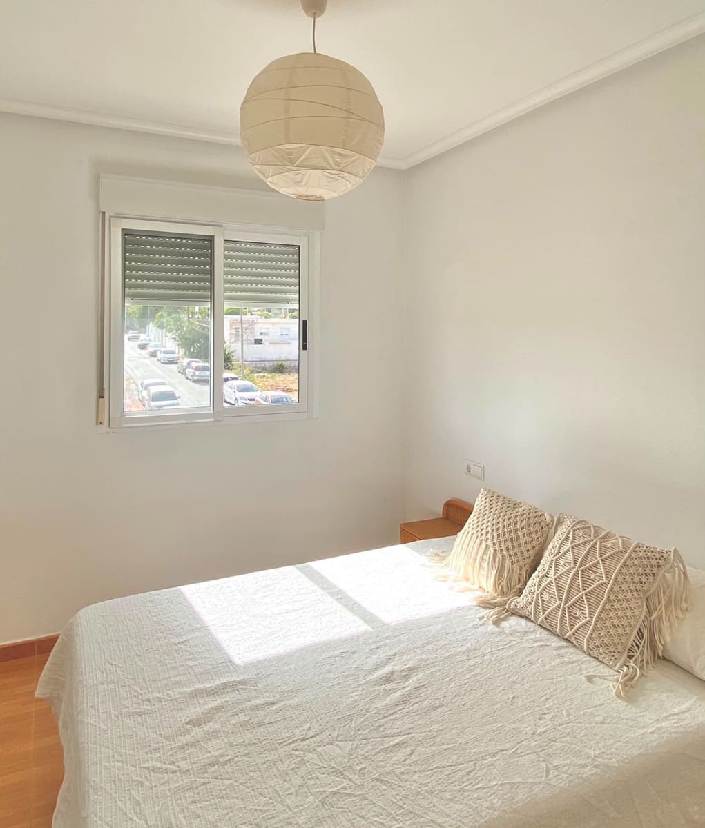 2 slaapkamer Appartement te huur in La Marina - € 750 (Ref: 9851637)