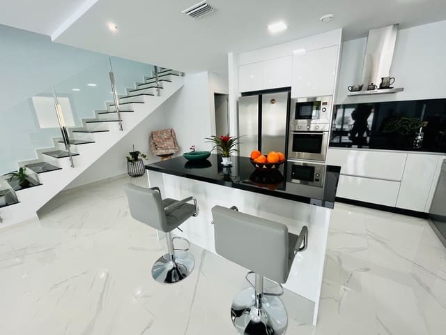 Chalet de 3 habitaciones en San Fulgencio en venta con piscina garaje - 455.000 € (Ref: 9974709)