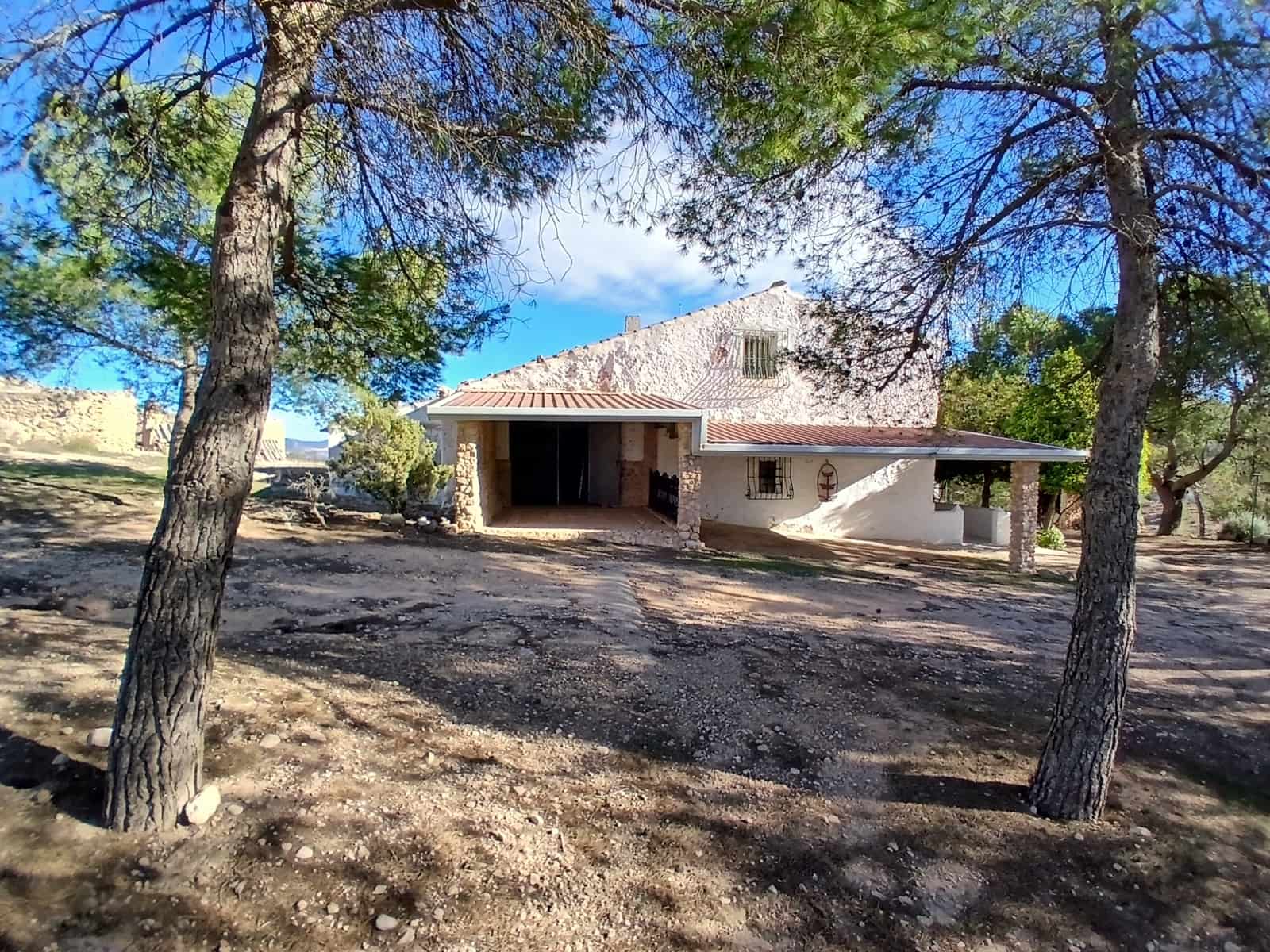 6 bedroom Finca/Country House for sale in Caudete - € 199,950 (Ref: 10012528)