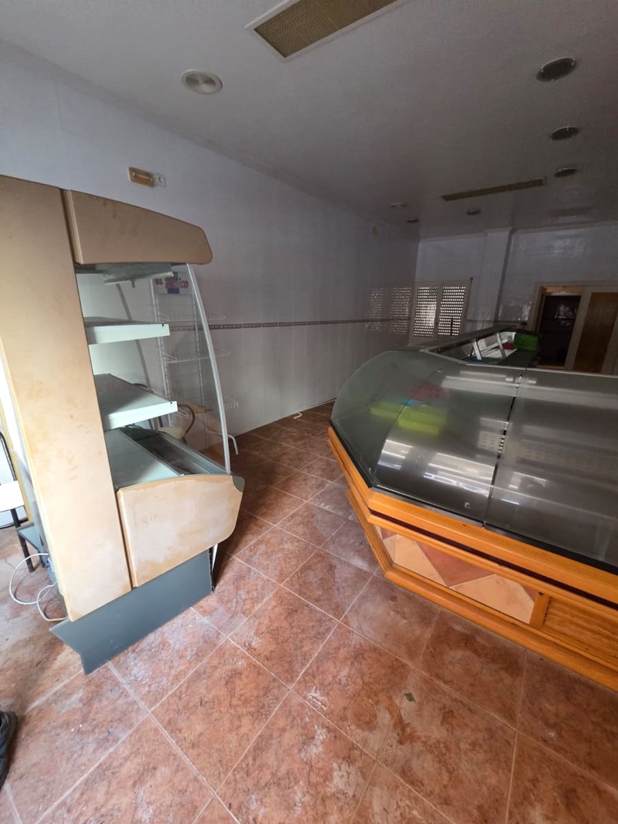 Kaupallinen myytävänä paikassa Torrevieja - 115 000 € (Ref: 10054471)
