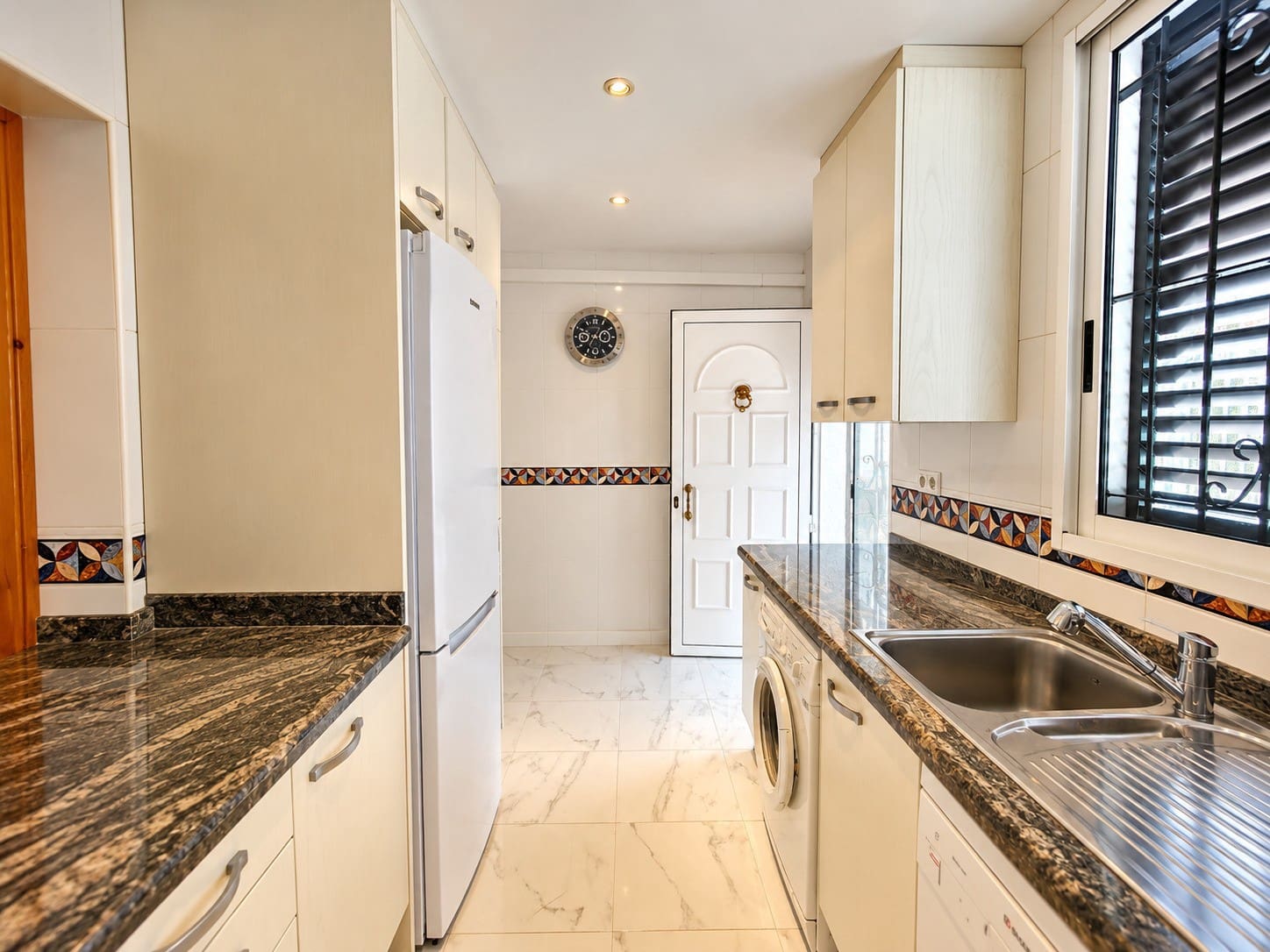 5 soverom Hus til salgs i Torrevieja med svømmebasseng garasje - € 350 000 (Ref: 10156964)