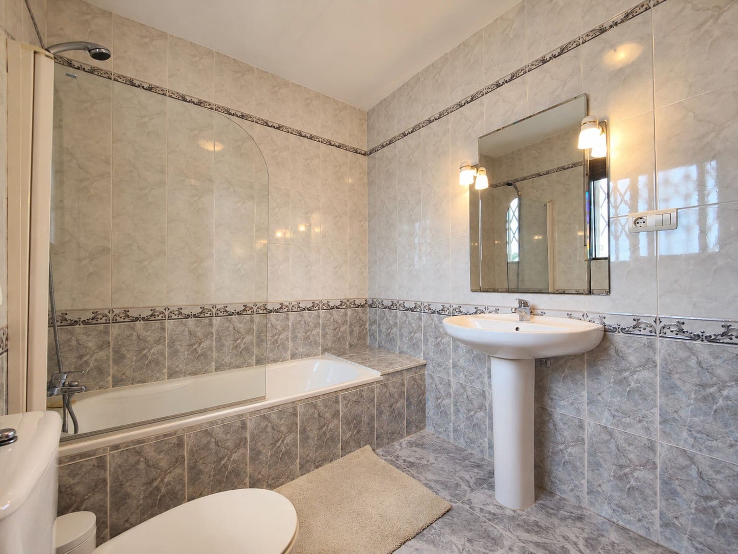 5 soverom Hus til salgs i Torrevieja med svømmebasseng garasje - € 350 000 (Ref: 10156964)