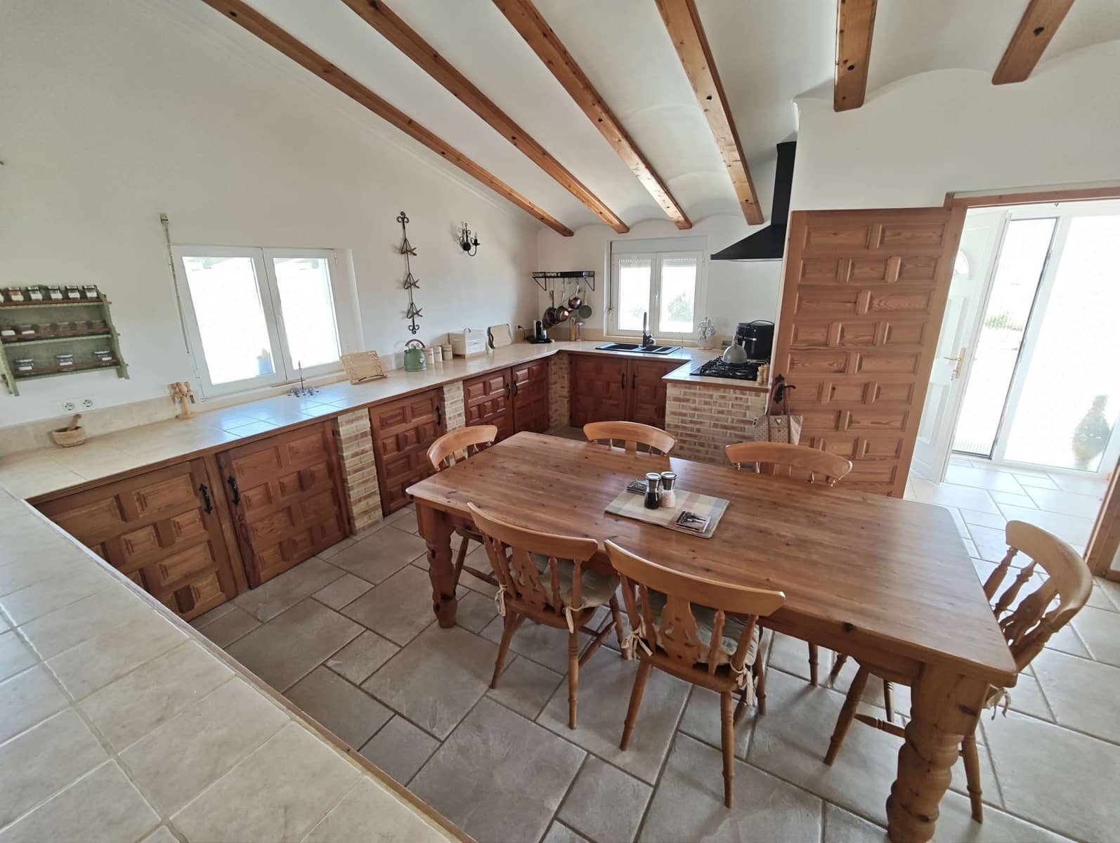 4 soveværelse Finca/Landehus til salg i Caudete med swimmingpool garage - € 375.000 (Ref: 10163930)