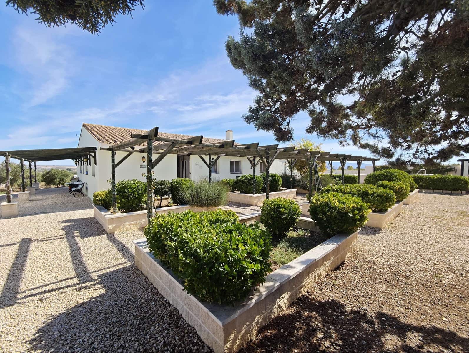 4 soveværelse Finca/Landehus til salg i Caudete med swimmingpool garage - € 375.000 (Ref: 10163930)