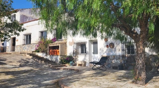 4 bedroom Finca/Country House for sale in La Romana with pool - € 199,000 (Ref: 9275056)