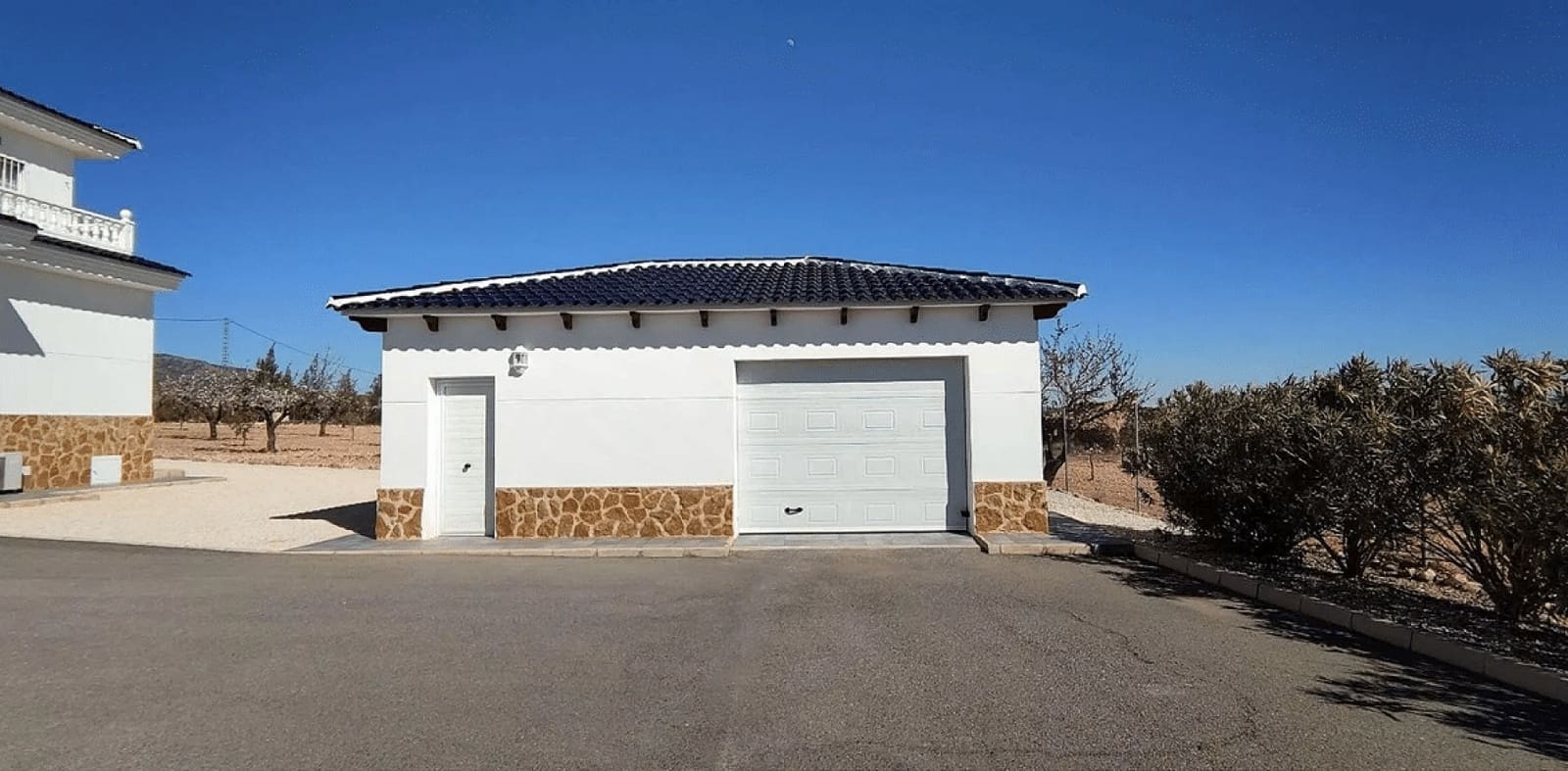 4 bedroom Villa for sale in Pinoso with pool garage - € 475,000 (Ref: 9299010)