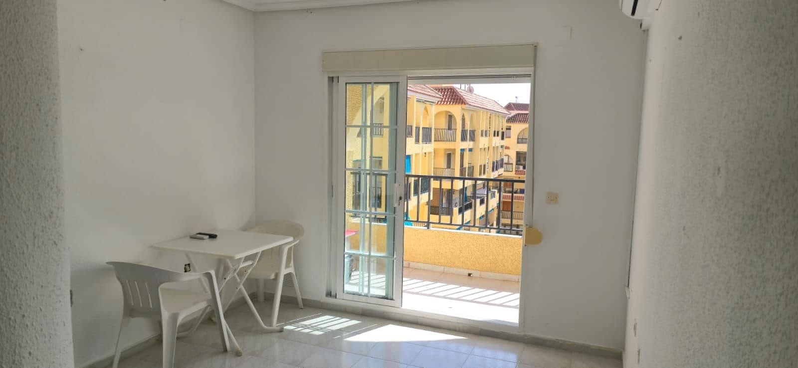 Kattohuoneisto myytävänä paikassa Torrevieja mukana uima-altaan - 92 969 € (Ref: 9308333)