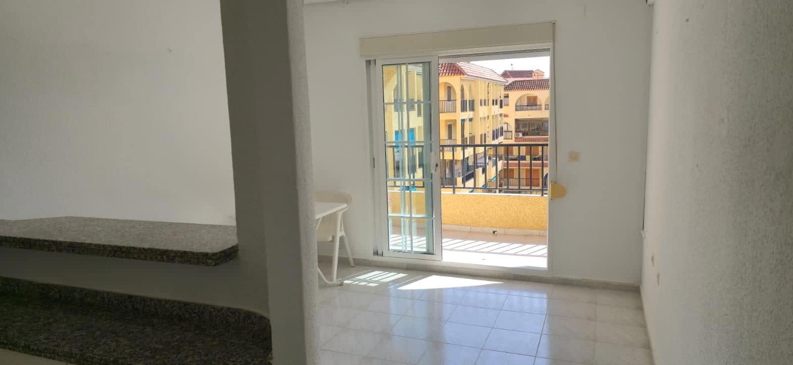 Kattohuoneisto myytävänä paikassa Torrevieja mukana uima-altaan - 92 969 € (Ref: 9308333)