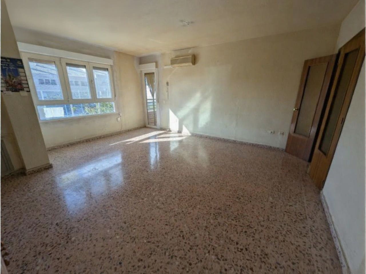 4 sovrum Lägenhet till salu i Sax - 76 000 € (Ref: 9432677)