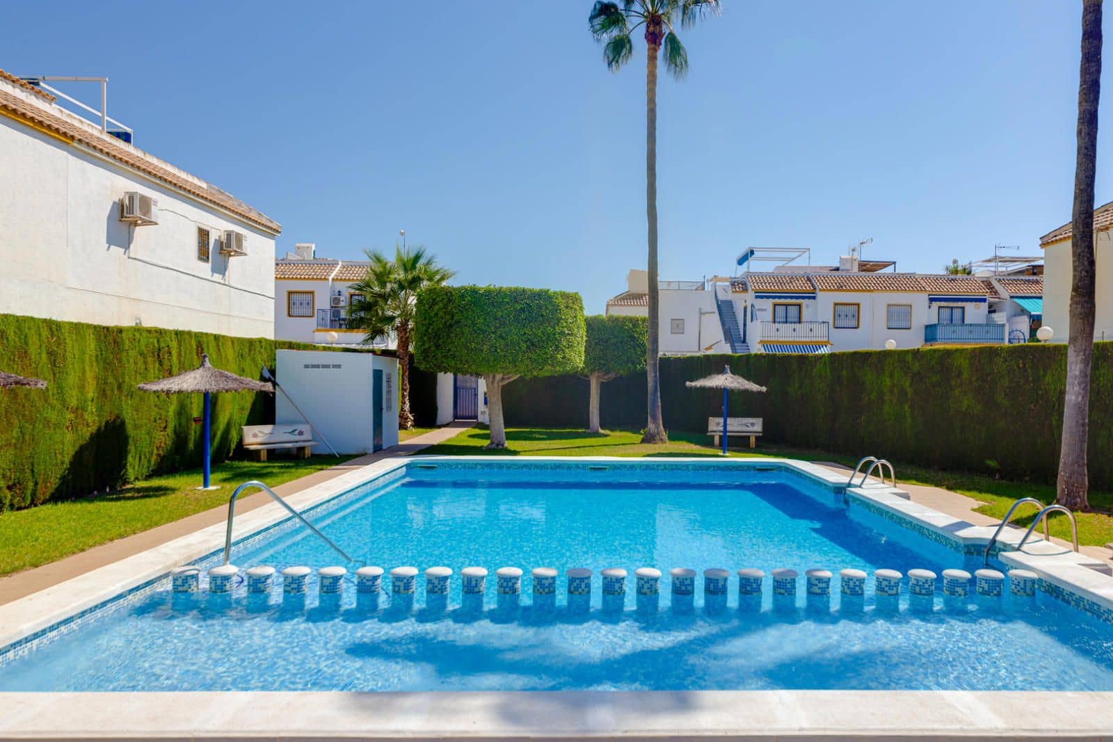 Bungalow de 3 habitaciones en Torrevieja en venta con piscina - 144.969 € (Ref: 9470074)