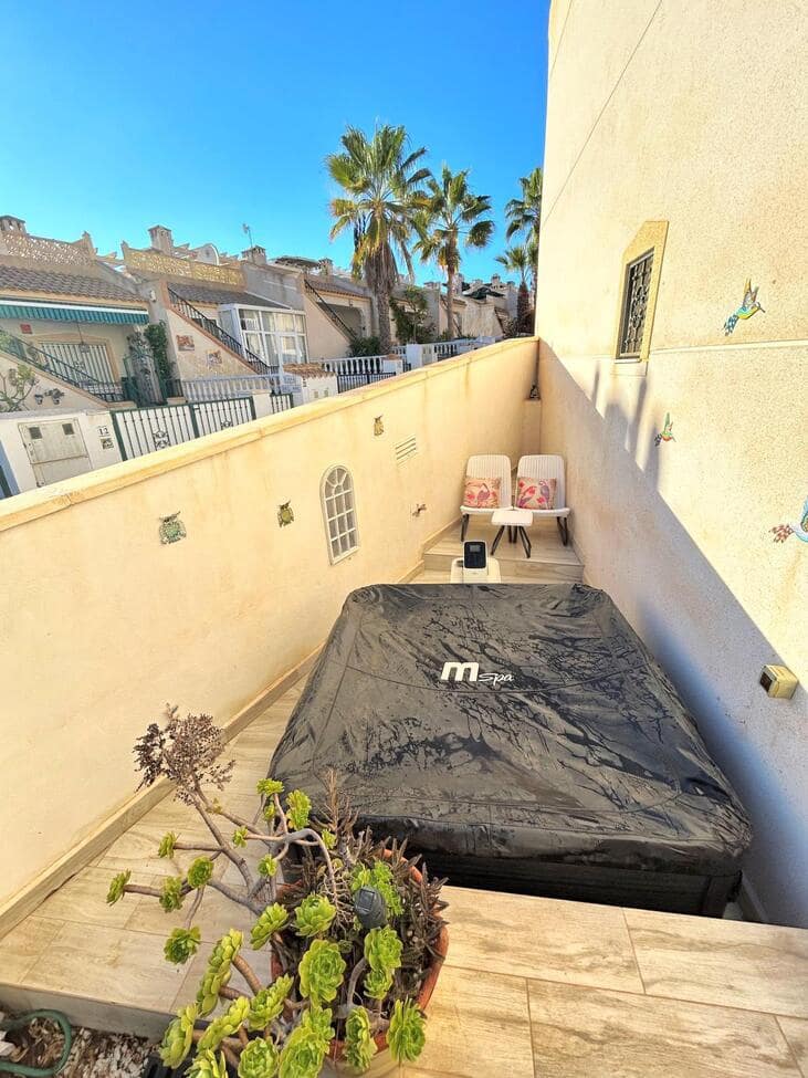 4 bedroom Townhouse for sale in Villamartin with pool garage - € 249,900 (Ref: 9506808)