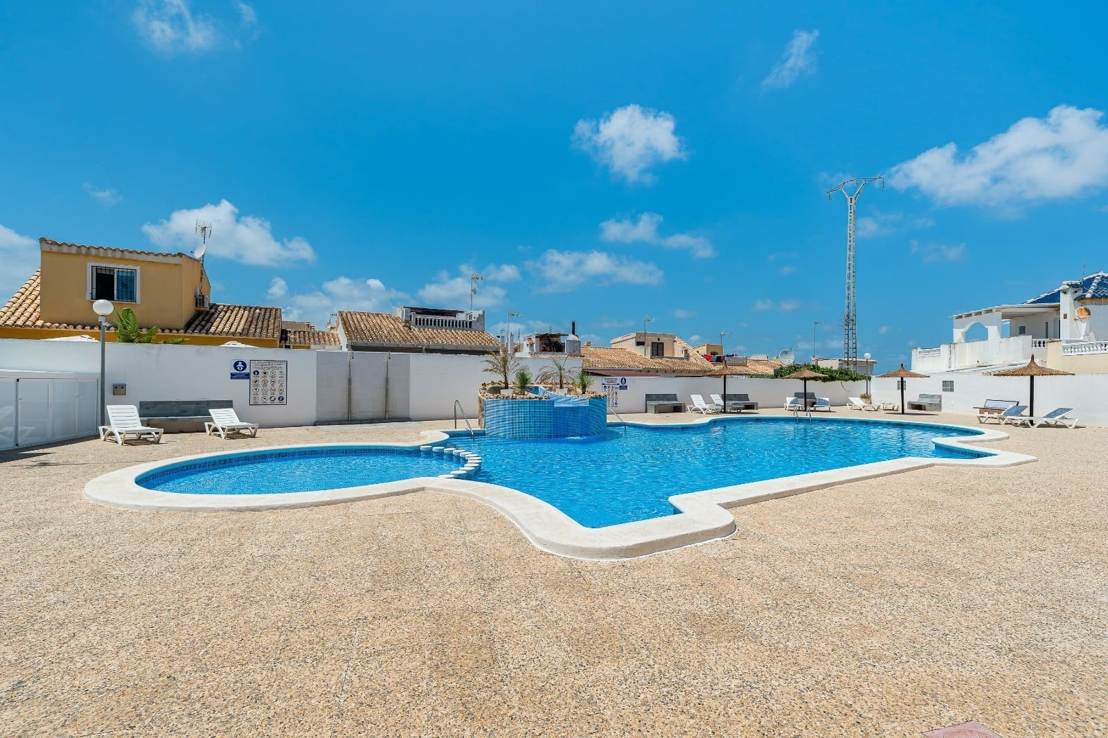 3 soveværelse Byhus til salg i Torrevieja med swimmingpool garage - € 225.000 (Ref: 9816659)