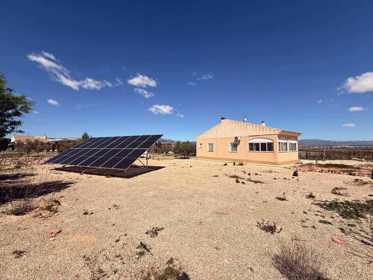3 bedroom Villa for sale in Pinoso with pool - € 250,000 (Ref: 9824247)