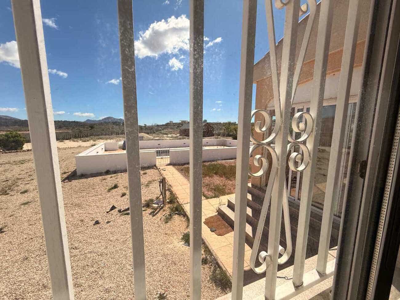 3 bedroom Villa for sale in Pinoso with pool - € 250,000 (Ref: 9824247)
