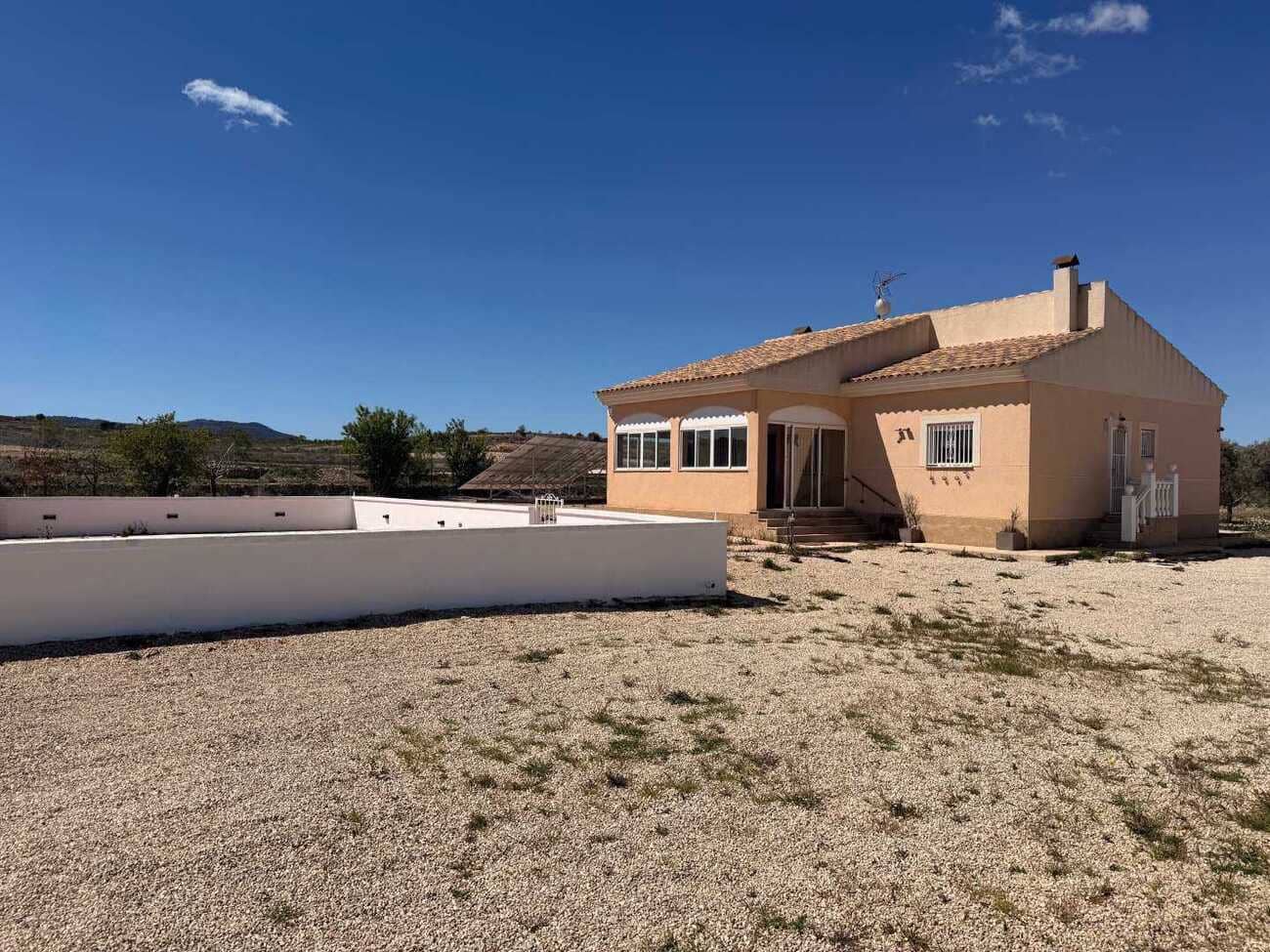 3 bedroom Villa for sale in Pinoso with pool - € 250,000 (Ref: 9824247)
