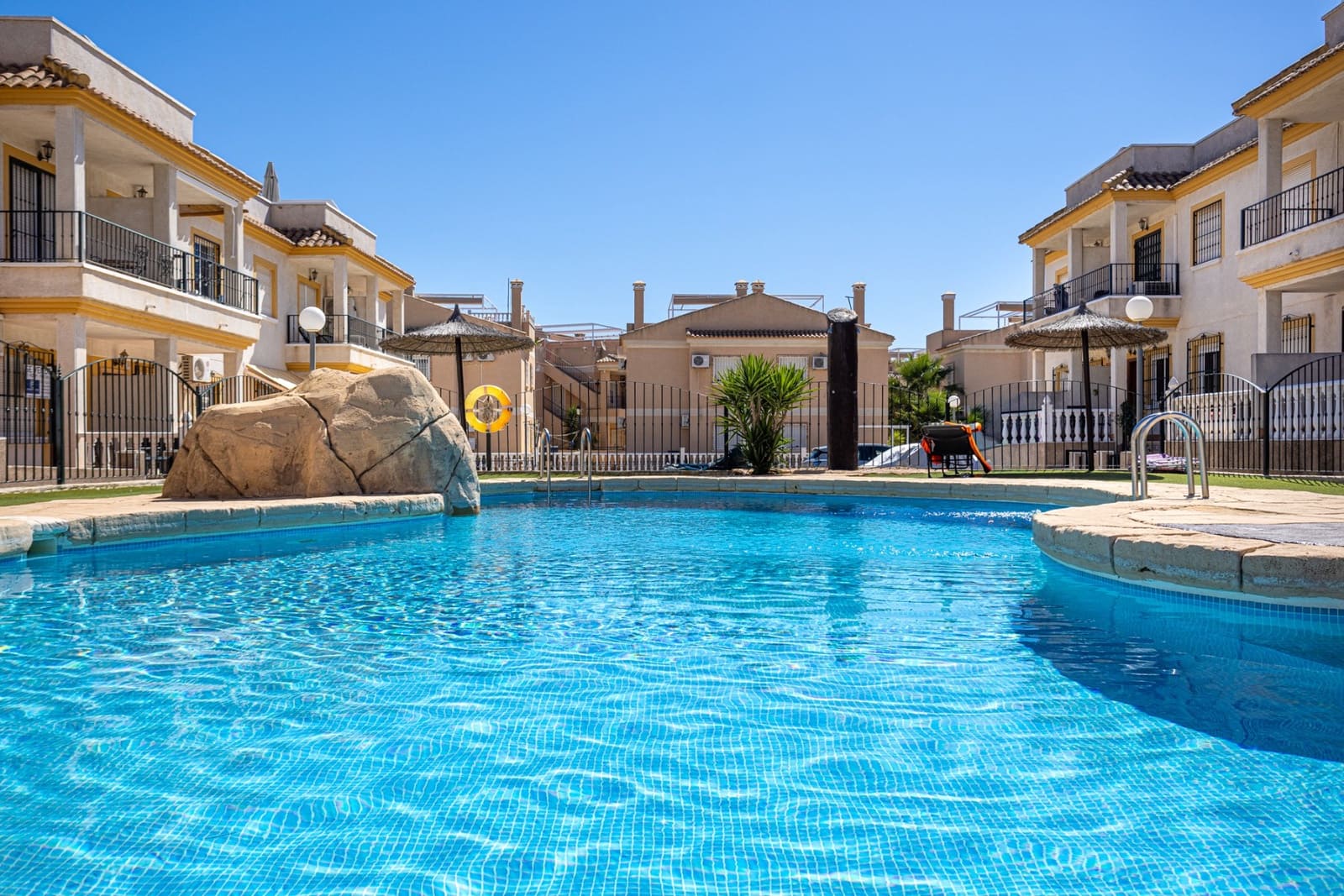 2 soveværelse Lejlighed til salg i Algorfa med swimmingpool - € 129.000 (Ref: 9860298)