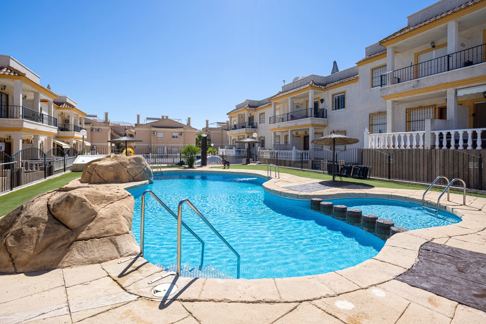 2 soveværelse Lejlighed til salg i Algorfa med swimmingpool - € 129.000 (Ref: 9860298)