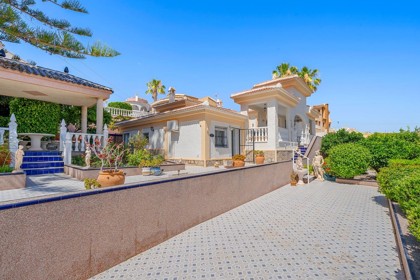 Chalet de 4 habitaciones en Ciudad Quesada en venta con piscina - 399.000 € (Ref: 9928626)