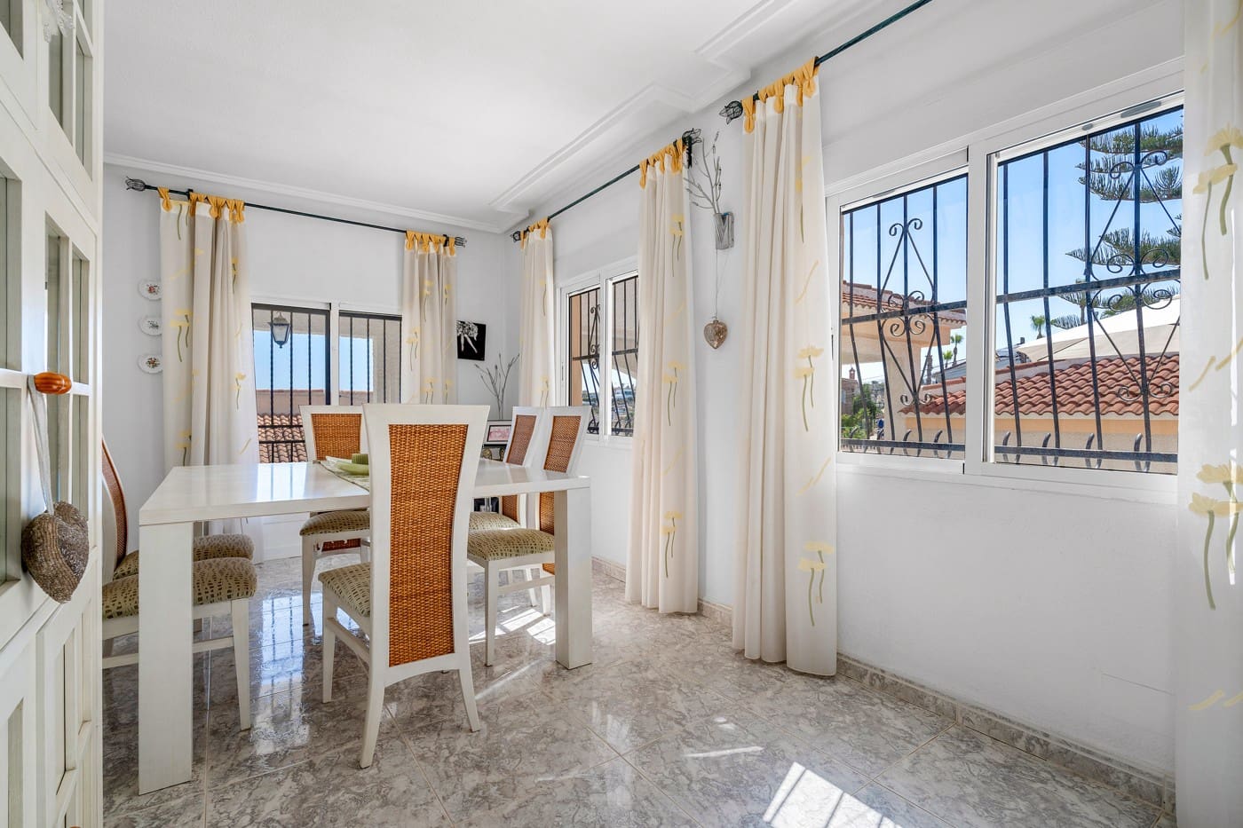 Chalet de 4 habitaciones en Ciudad Quesada en venta con piscina - 399.000 € (Ref: 9928626)