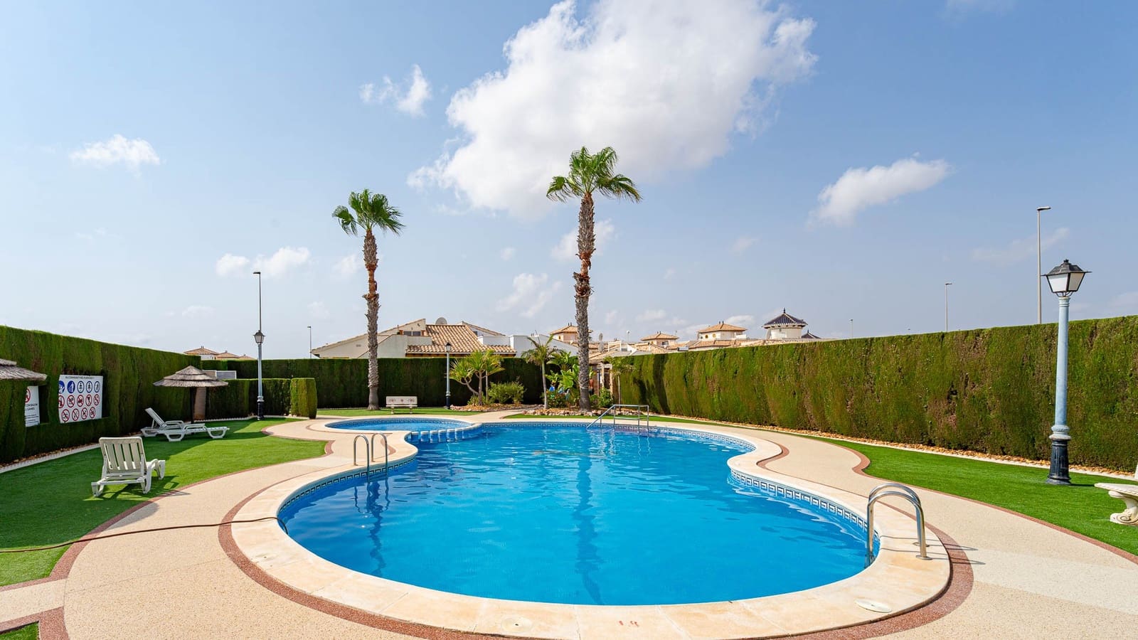 3 soverom Kjedet enebolig til salgs i Orihuela Costa med svømmebasseng garasje - € 269 900 (Ref: 9994685)